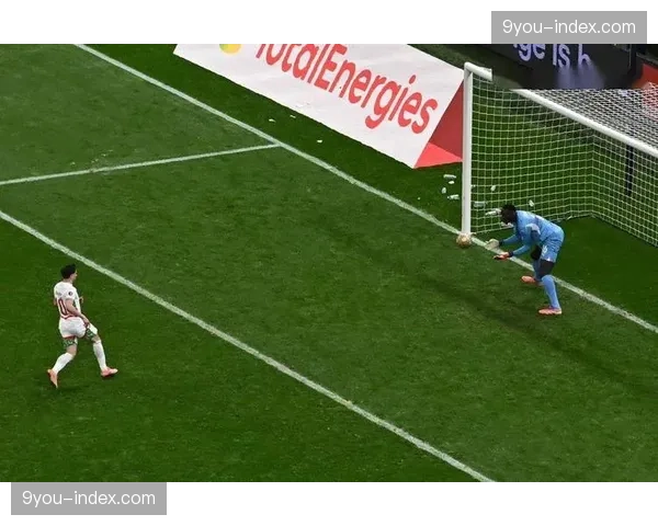 特写:关键点球时刻,转播画面同步呈现门将与罚球球员的历史对战数据 特写:关键点球时刻,转播画面同步呈现门将与罚球球员的历史对战数据